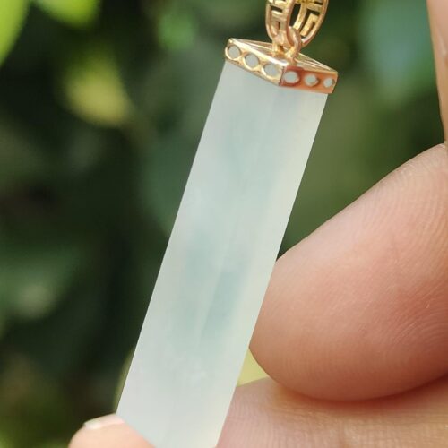 una mano sosteniendo un collar