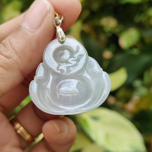 一只手握着玉坠