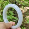 una mano sosteniendo un anillo blanco
