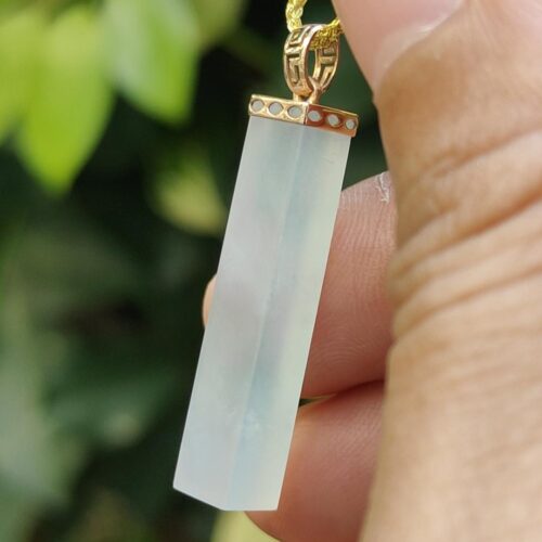 una mano sosteniendo un collar