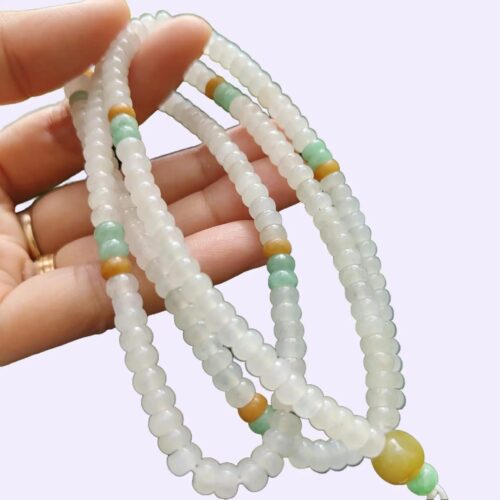 一只手拿着一串珠子