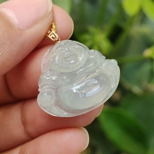 一只手握着玉坠