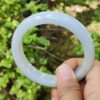 una mano sosteniendo un anillo blanco