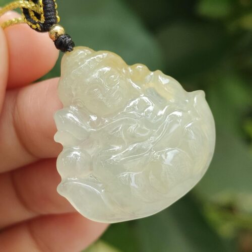 一只手握着玉坠