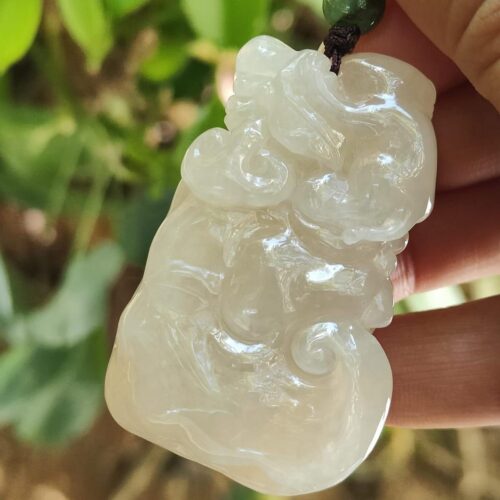 Una mano sosteniendo un collar de jade