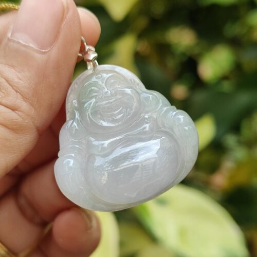 一只手握着玉坠