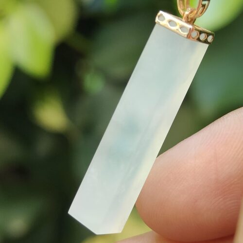 una mano sosteniendo un collar