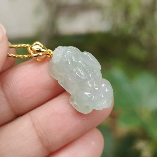 une main tenant un collier