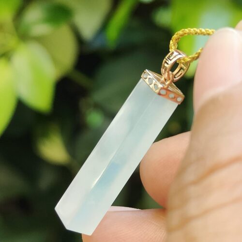 una mano sosteniendo un collar