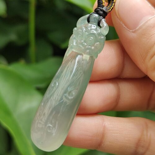 Una mano sosteniendo un colgante de jade.