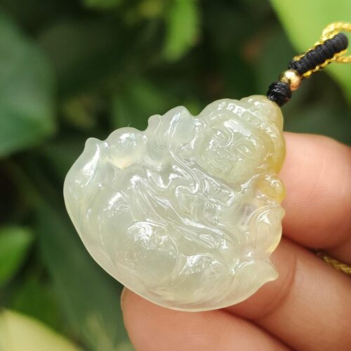 一只手握着玉坠