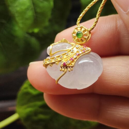 một bàn tay cầm một chiếc vòng cổ