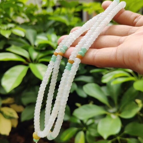 一只手拿着一条项链