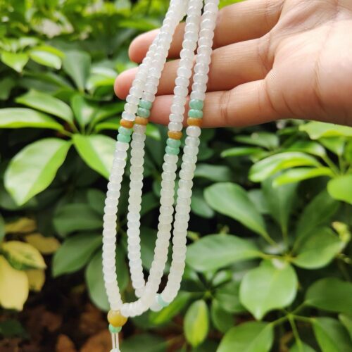 一只手拿着一条项链