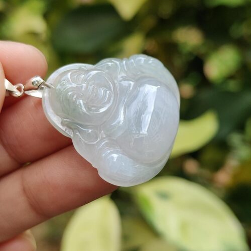 一只手握着玉坠