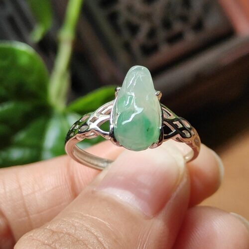 une main tenant une bague