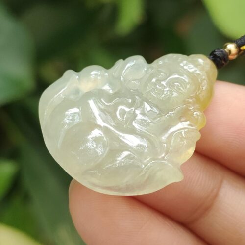 一只手握着一条玉项链