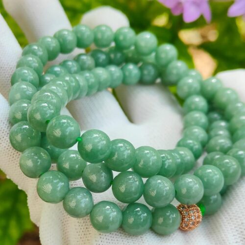 一只手拿着一条项链