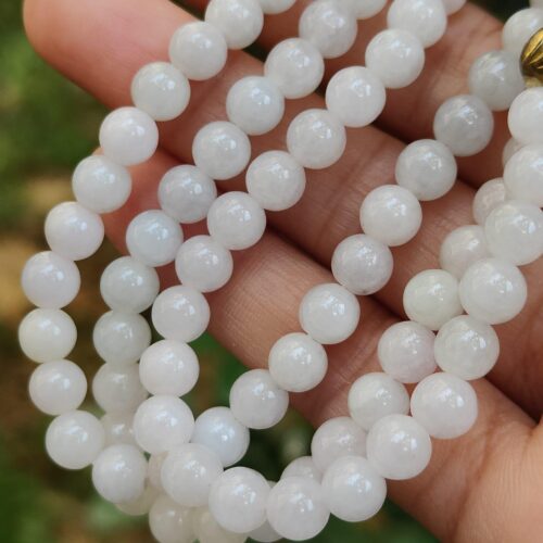 一只手拿着一条项链