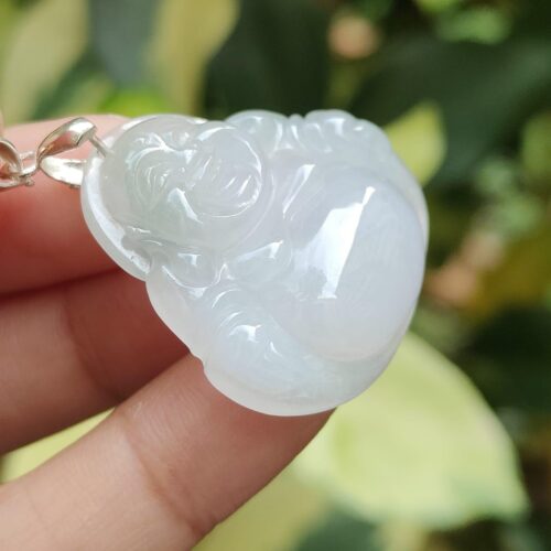 一只手握着玉坠