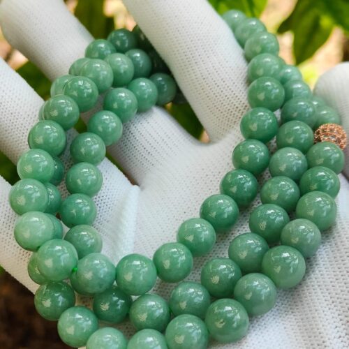 一只手拿着一条项链