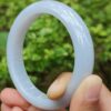 una mano sosteniendo un anillo blanco