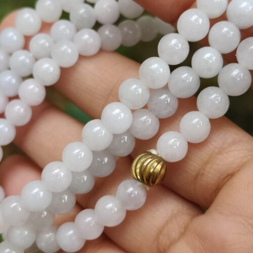 一只手拿着一条项链