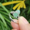 seseorang yang memegang cincin