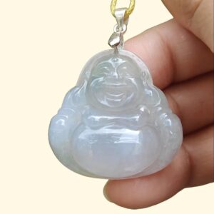 一只手握着玉坠