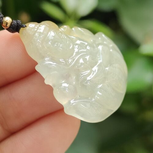 一只手拿着一条项链