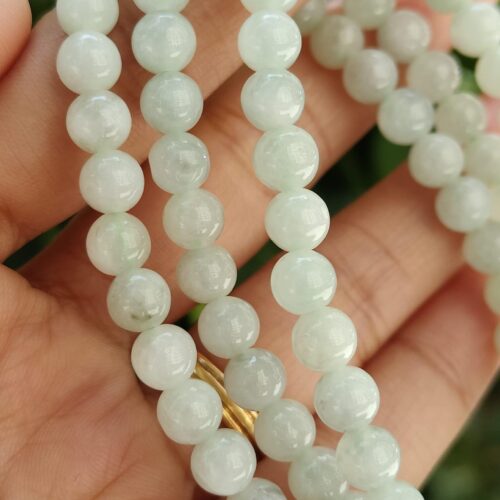 목걸이를 쥔 손