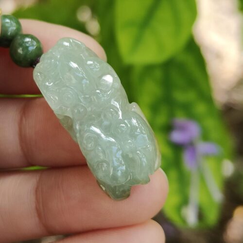 翡翠のビーズを持つ手