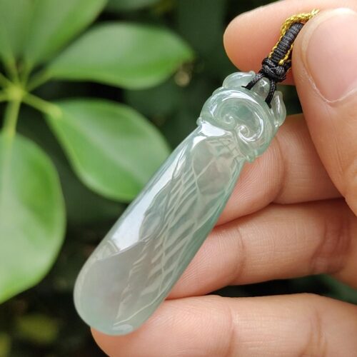 Una mano sosteniendo un colgante de jade.