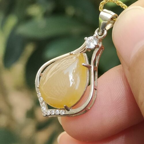 목걸이를 쥔 손