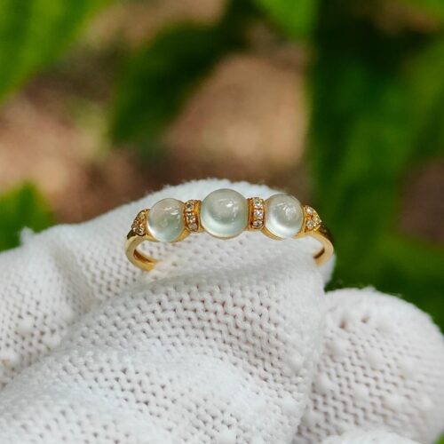 มือที่สวมถุงมือสีขาวพร้อมแหวน