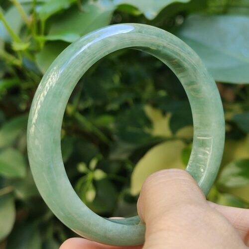 녹색 반지를 쥔 손