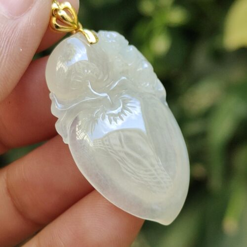 一只手握着玉坠