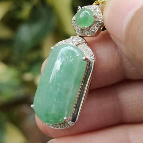 một bàn tay cầm một chiếc vòng cổ