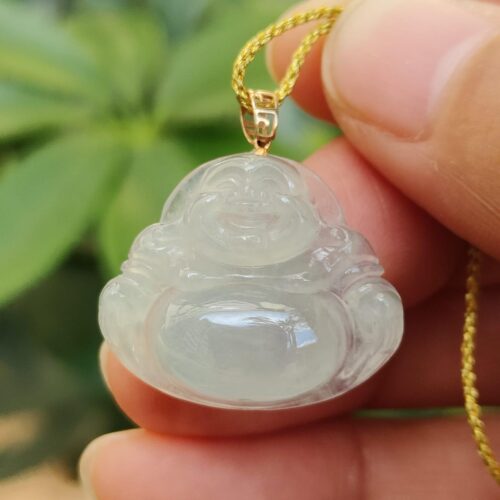 一只手握着玉坠