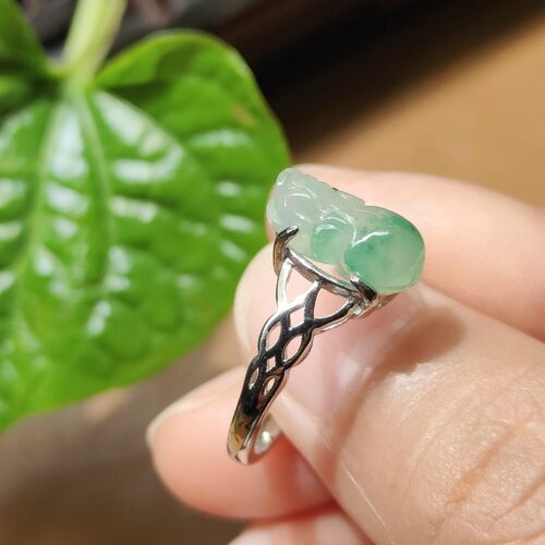 une main tenant une bague