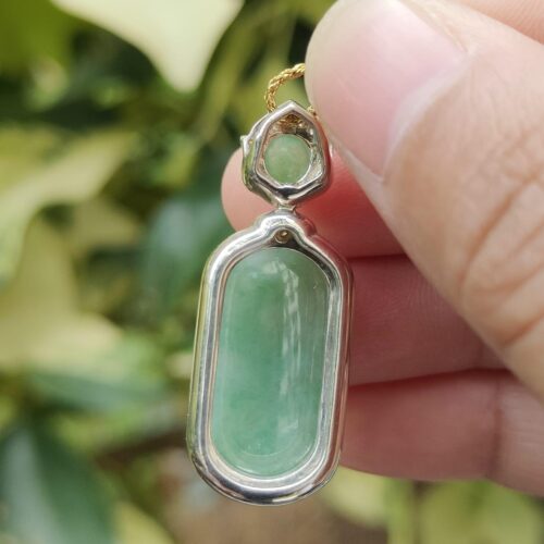 một bàn tay cầm một chiếc vòng cổ