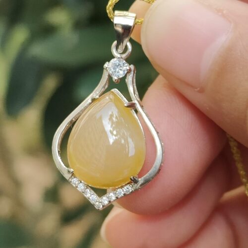 목걸이를 쥔 손