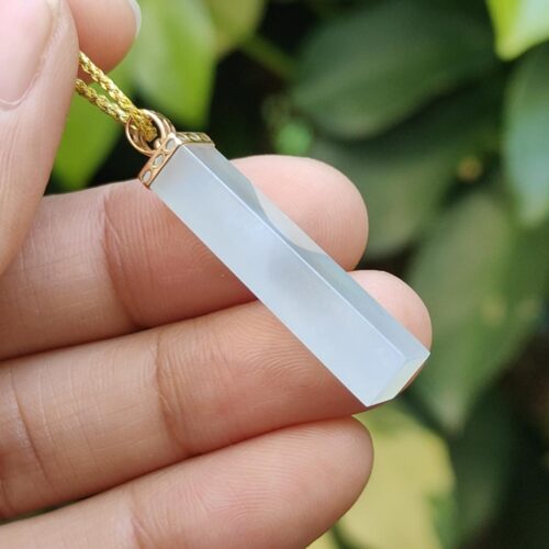 una mano sosteniendo un collar