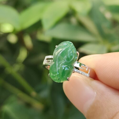 a hand holding a ring - Green Pixiu Ring