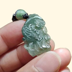 一只手握着玉坠