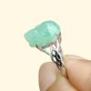 tangan memegang cincin