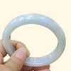una mano sosteniendo un anillo blanco