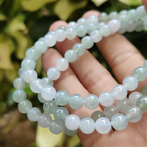 목걸이를 든 사람