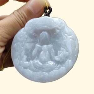 一只手拿着吊坠