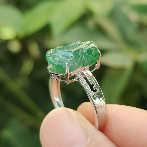 คนถือแหวน-แหวนปี่เซียะสีเขียว